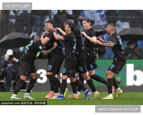 闹转会中罗马尼奥利看台观战