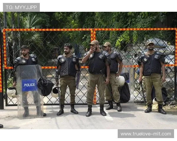 拜仁球迷与马德里警察冲突 头部受伤多人被捕 拜仁球迷与马德里警察冲突 头部受伤多人被捕